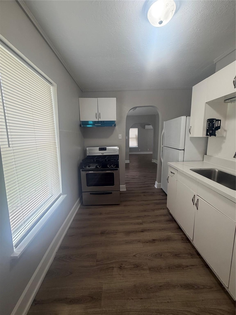 1314 Bernard Street - Photo 2