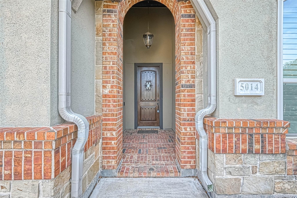 5014 Fairford Drive - Photo 2