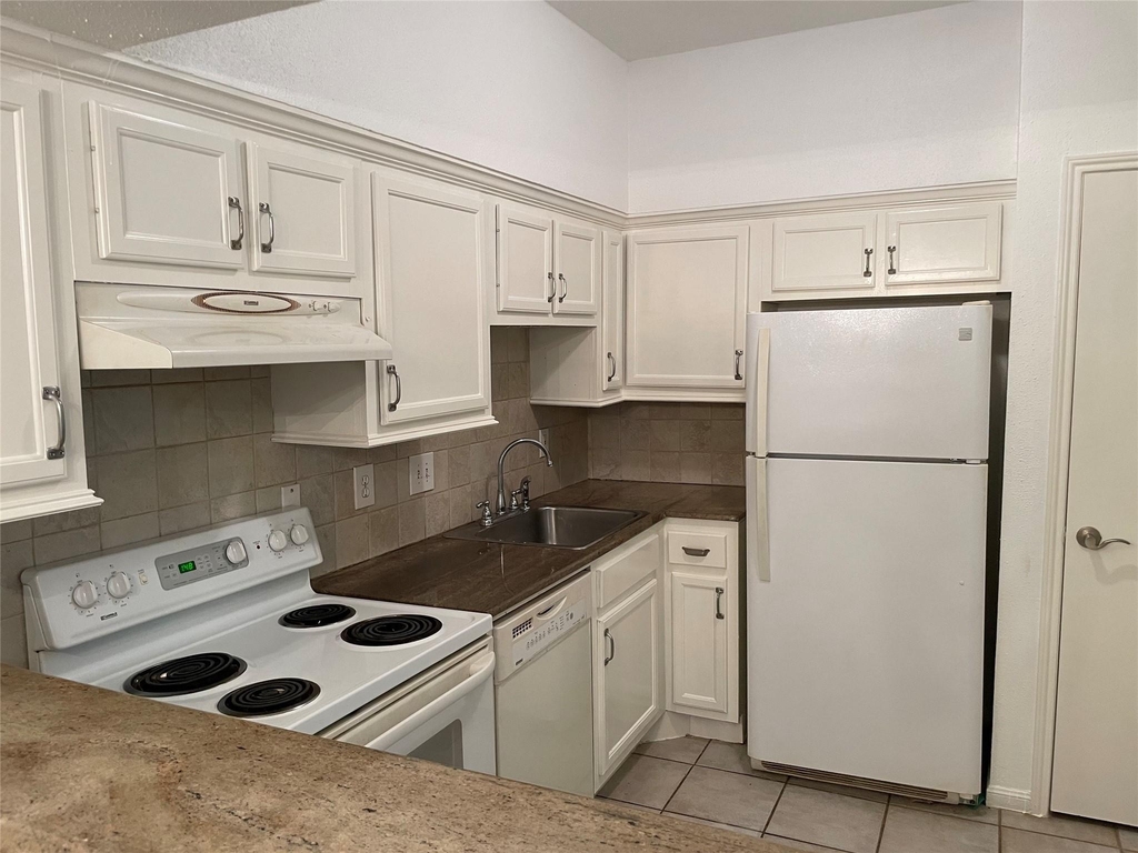 2100 Tanglewilde Street - Photo 3