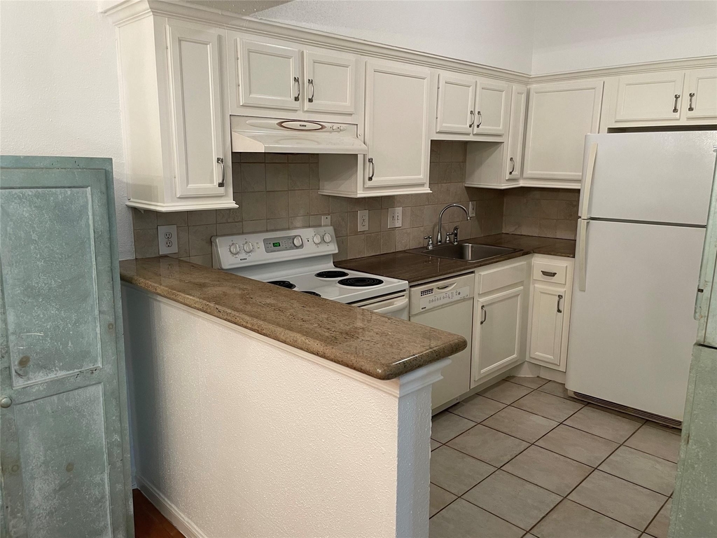 2100 Tanglewilde Street - Photo 4