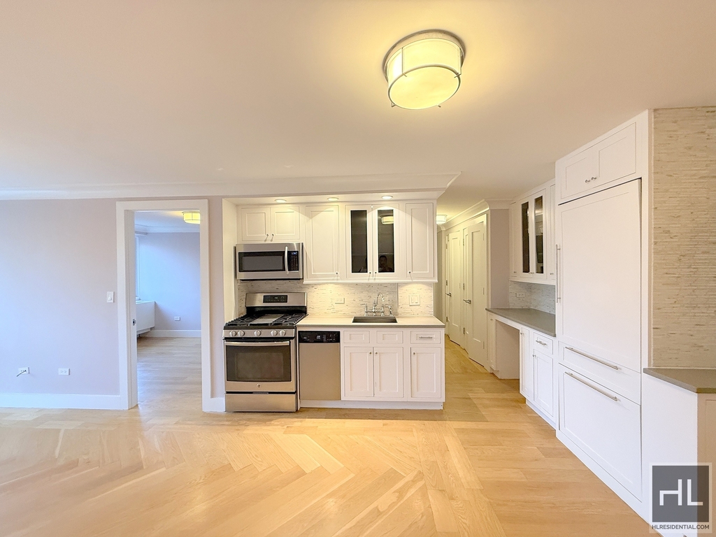 West 93 Street - Photo 1