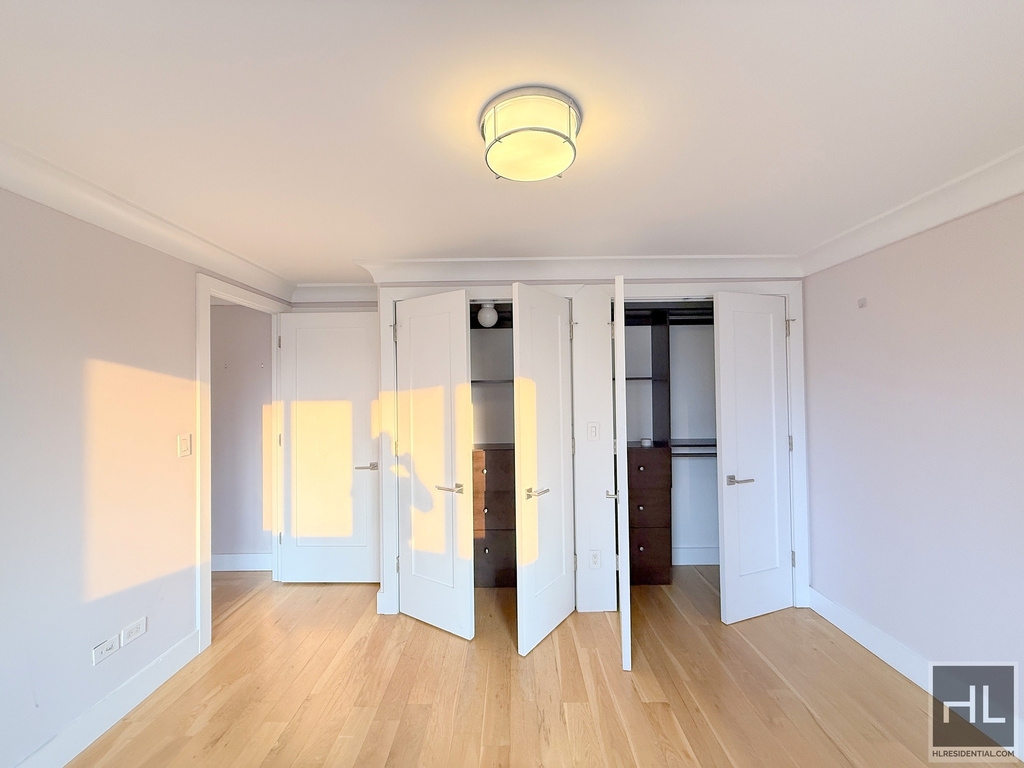 West 93 Street - Photo 6