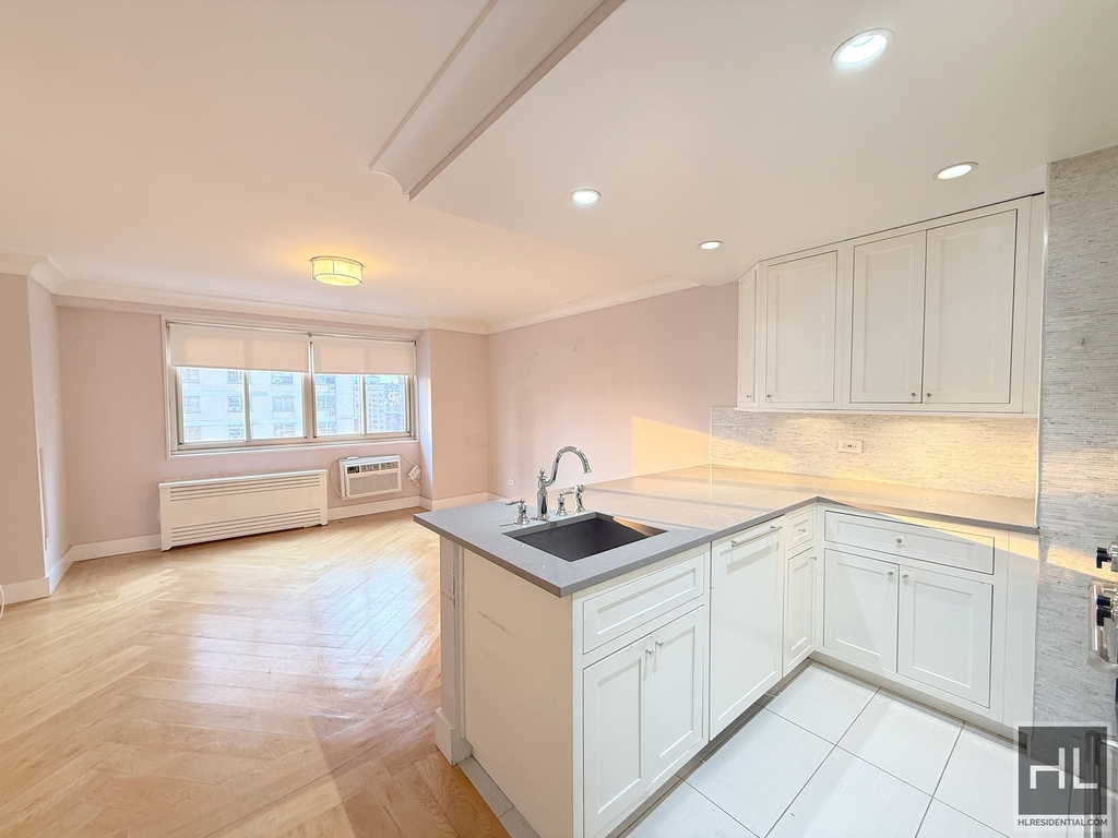 West 93 Street - Photo 0
