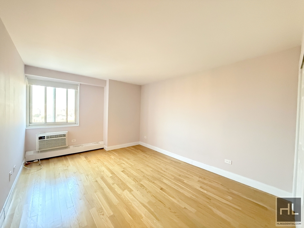 West 93 Street - Photo 4