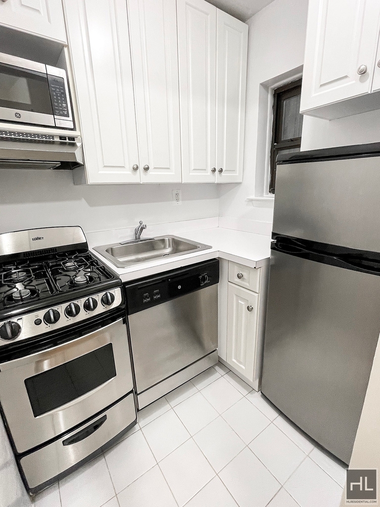 East 85 Street - Photo 2
