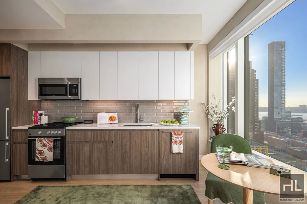 10th Avenue - Photo 1