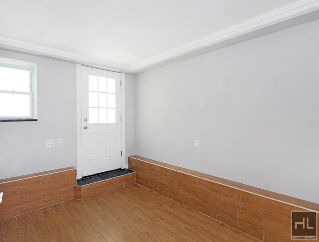 E 100th St - Photo 2