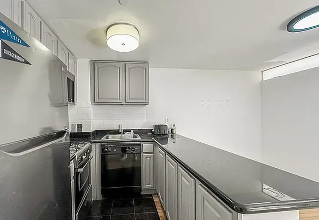 East 10th Street - Photo 3