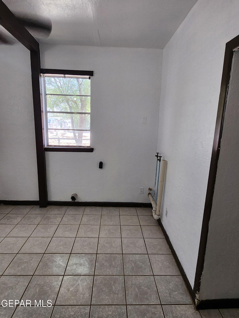 323 Singh Street - Photo 10
