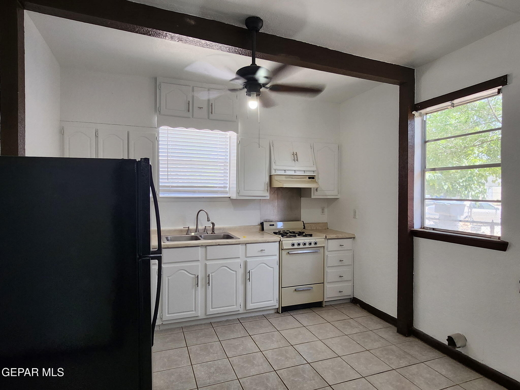 323 Singh Street - Photo 2