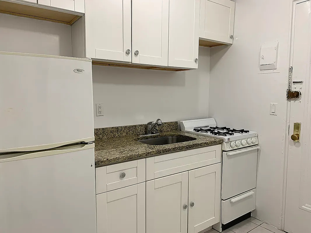 270 West 25th Street - Photo 4