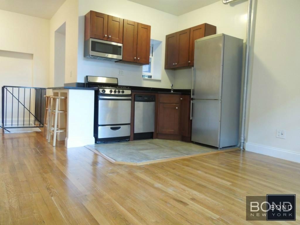 West 11th Street - Photo 0