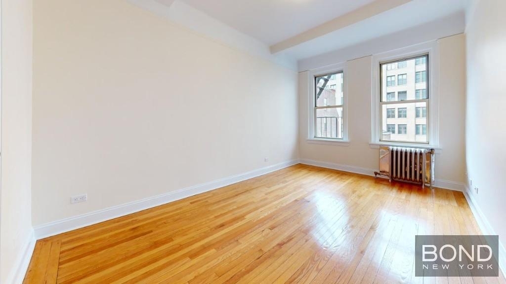 East 10th Street - Photo 5