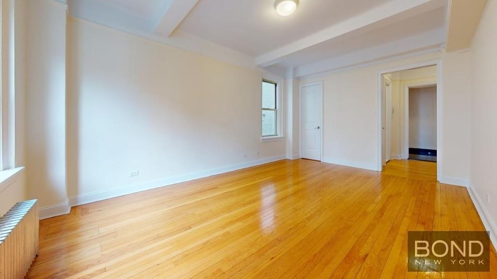 East 10th Street - Photo 9
