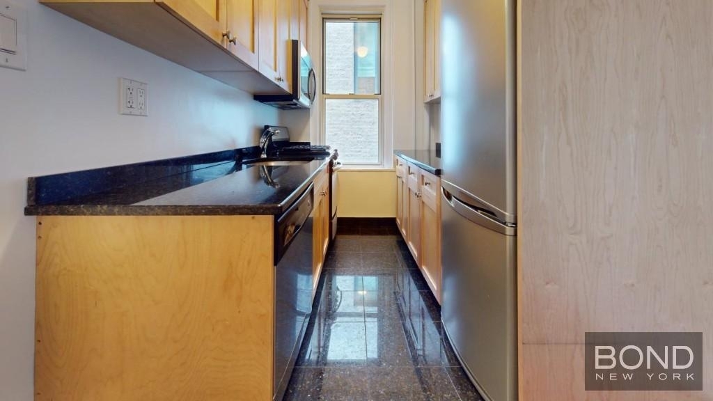 East 10th Street - Photo 6