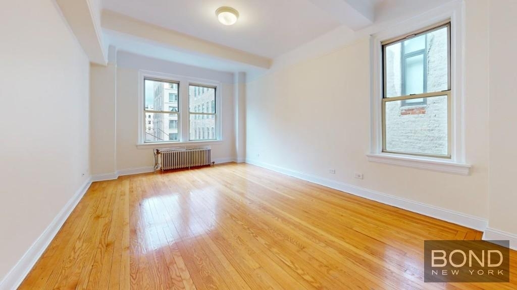 East 10th Street - Photo 8
