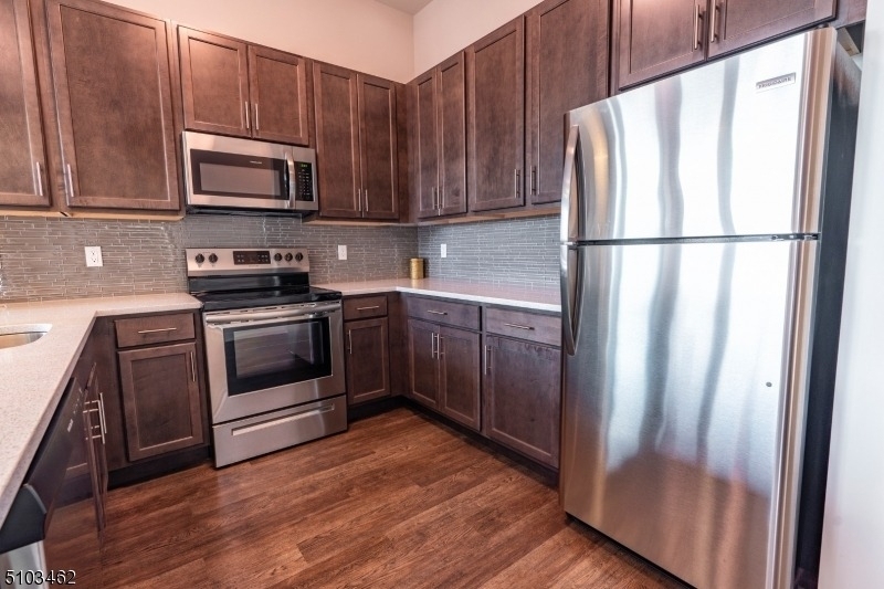 320 Valley St - Photo 4