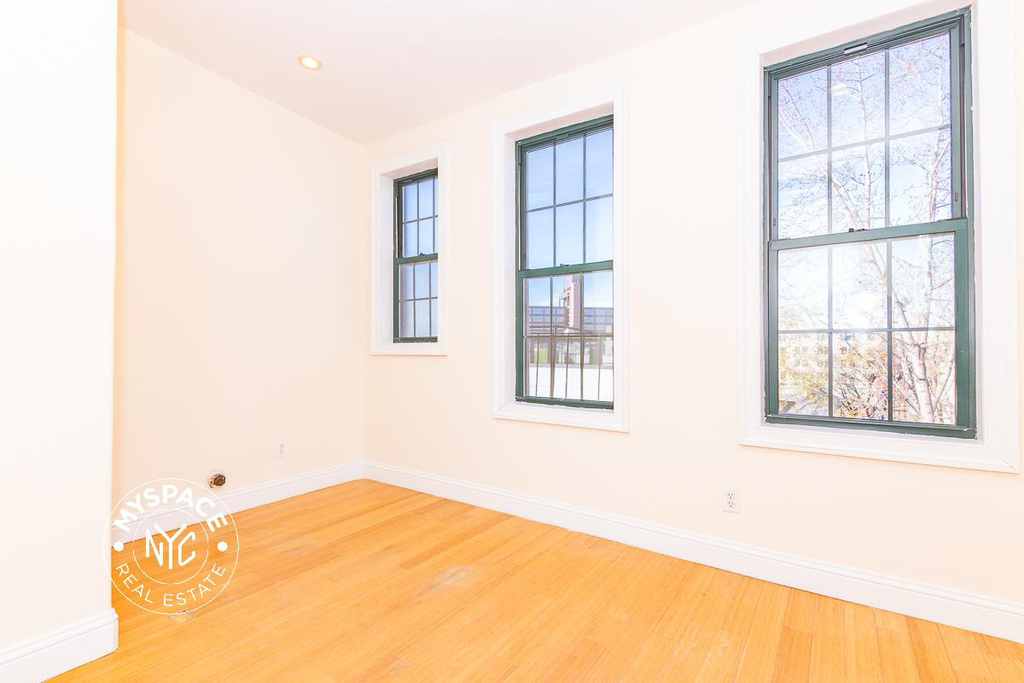 11 Locust Street - Photo 4