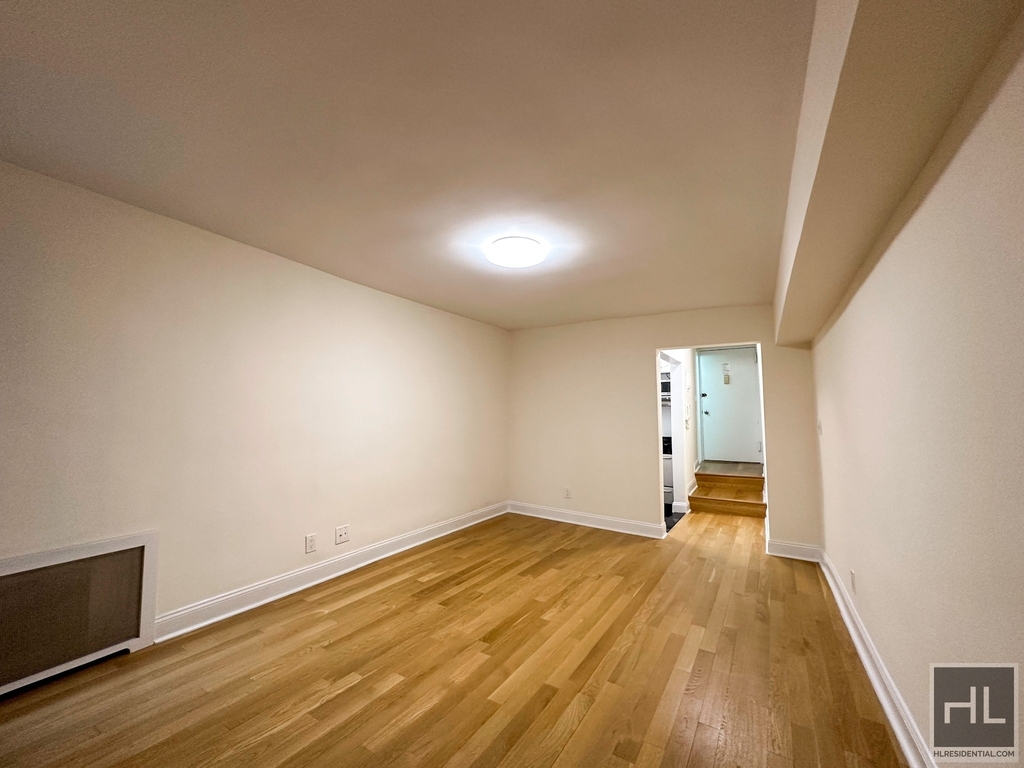 East 76 Street - Photo 1