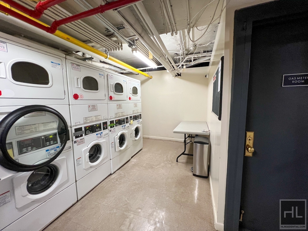 West 13 Street - Photo 4