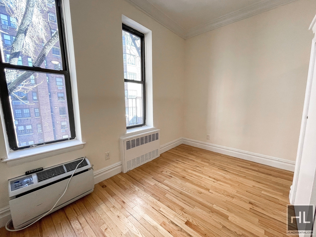 East 85 Street - Photo 5