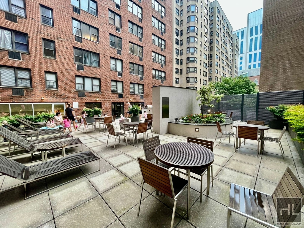 East 79th Street - Photo 9