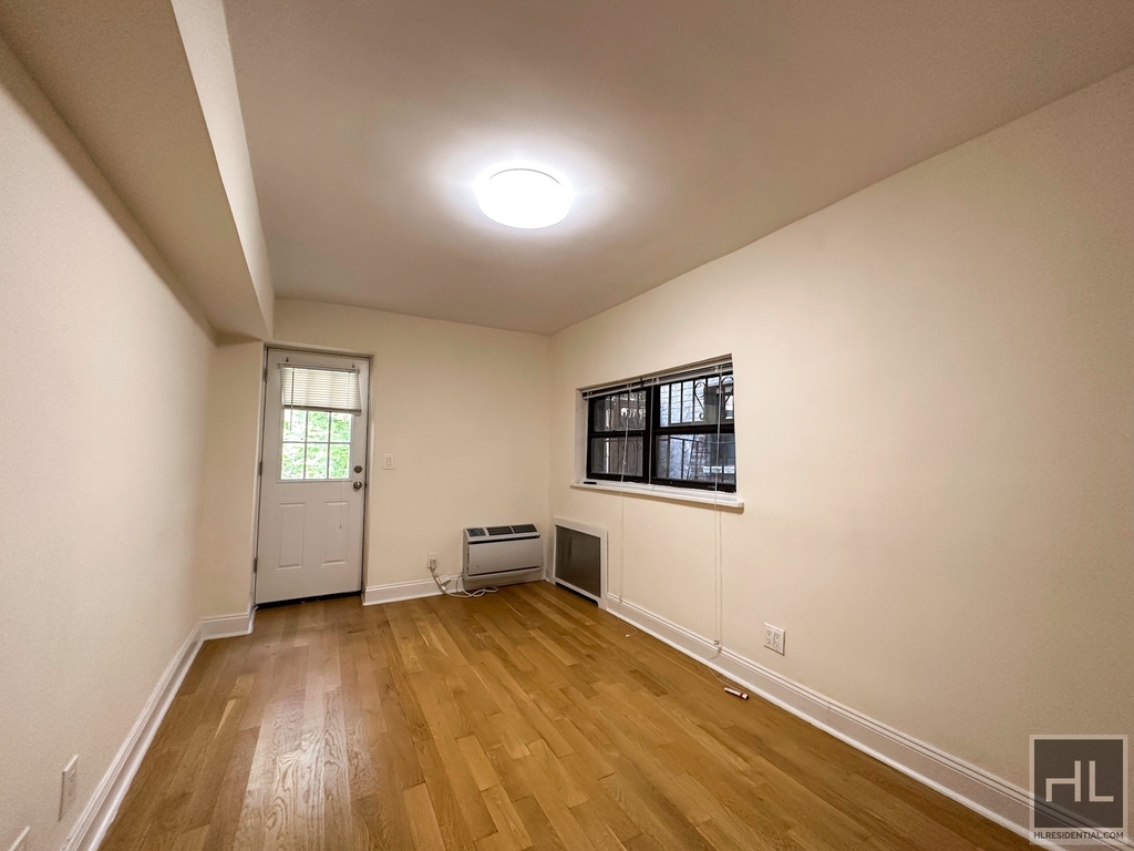 East 76 Street - Photo 1