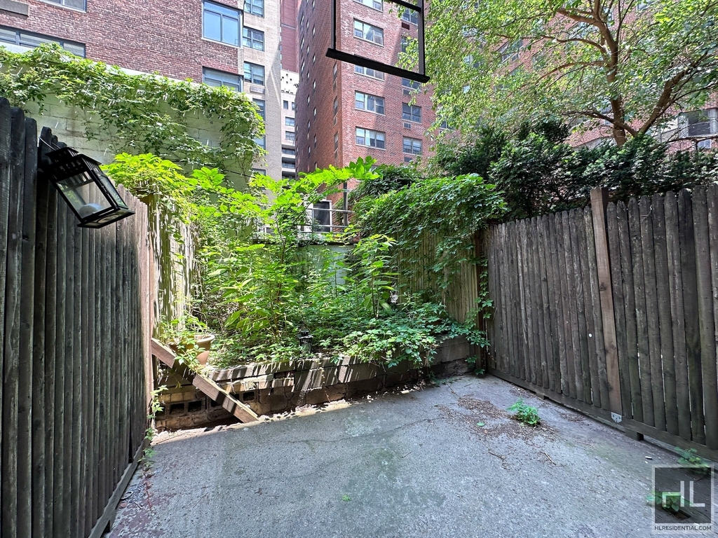 East 76 Street - Photo 5