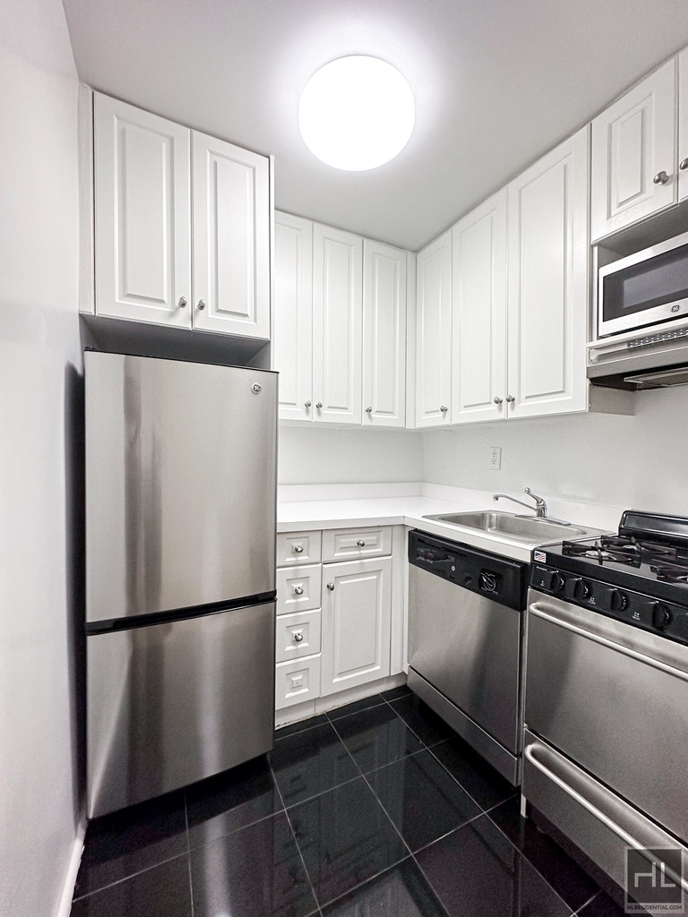 East 76 Street - Photo 3