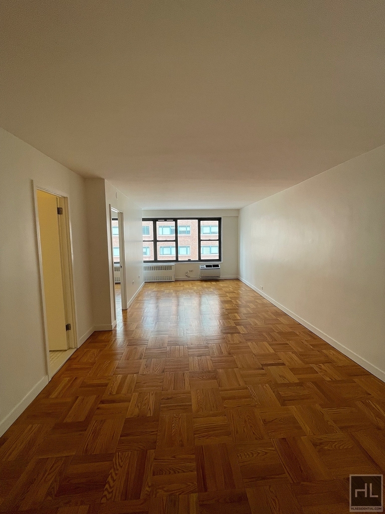 Fourth Avenue - Photo 0