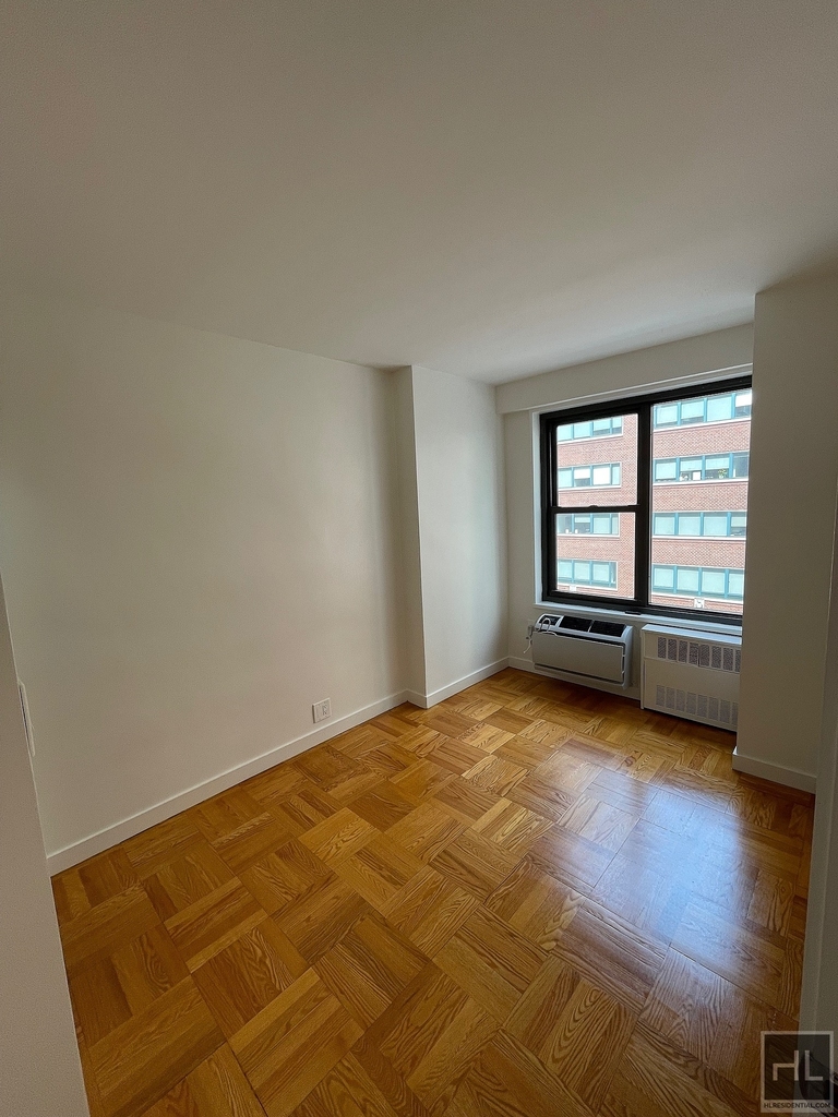 Fourth Avenue - Photo 3