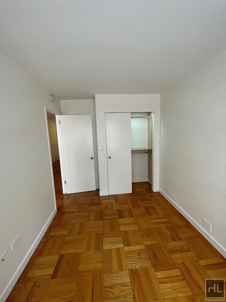 Fourth Avenue - Photo 4