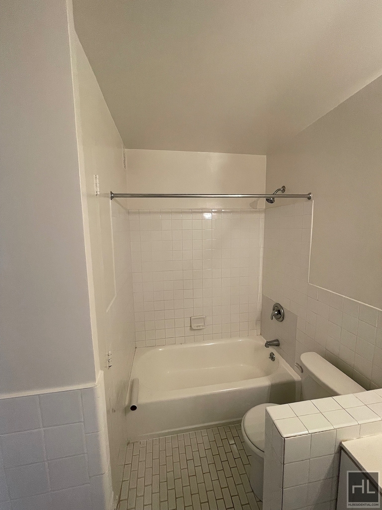 Fourth Avenue - Photo 10