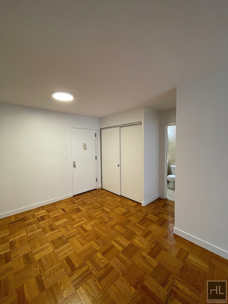 Fourth Avenue - Photo 6