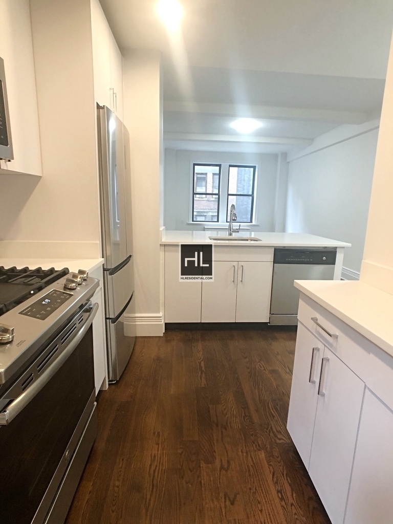 West 68 Street - Photo 1