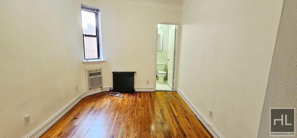East 81 Street - Photo 1