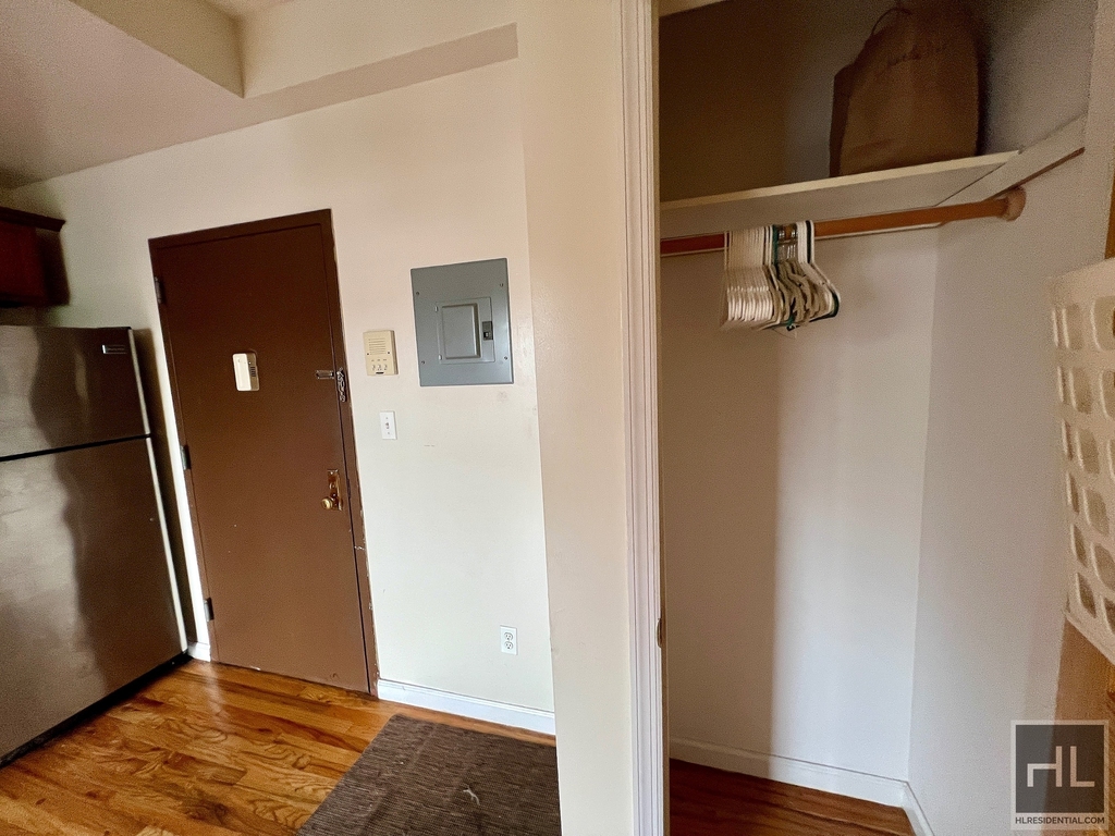 255 17th St - Photo 1