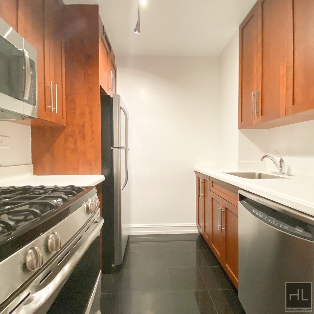Eighth Avenue - Photo 1