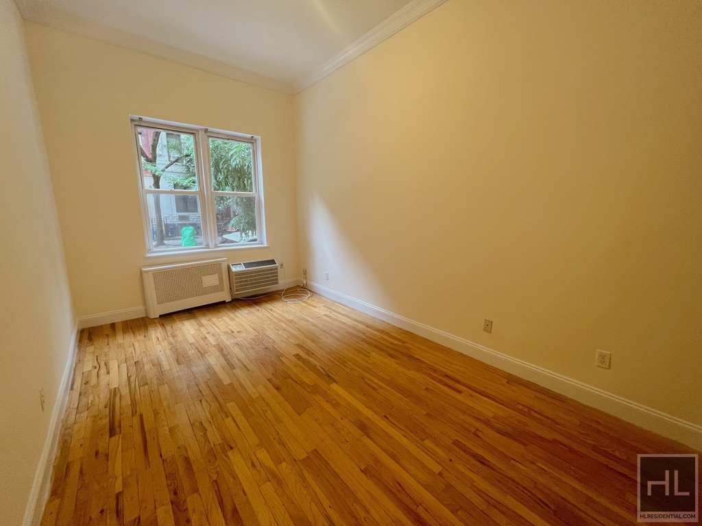 East 85 Street - Photo 0