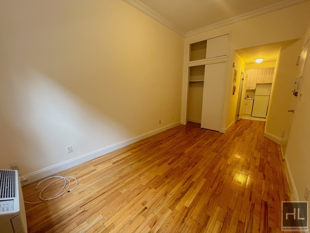 East 85 Street - Photo 1