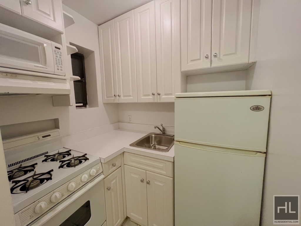 East 85 Street - Photo 2