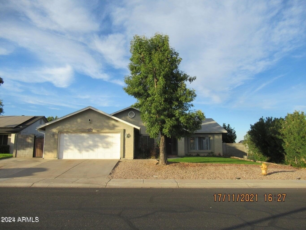 2324 W Highland Court - Photo 0
