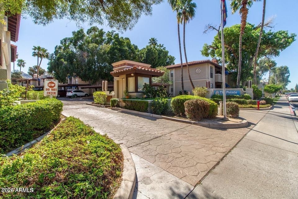 7557 N Dreamy Draw Drive - Photo 0