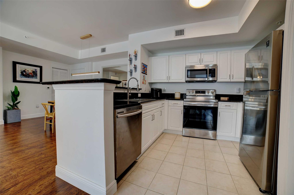 720 S Sapodilla Avenue - Photo 4