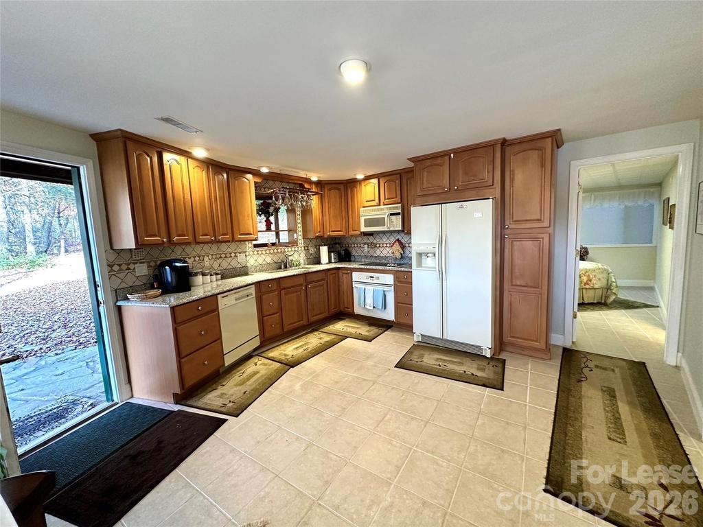 424 Lakeview Drive - Photo 3