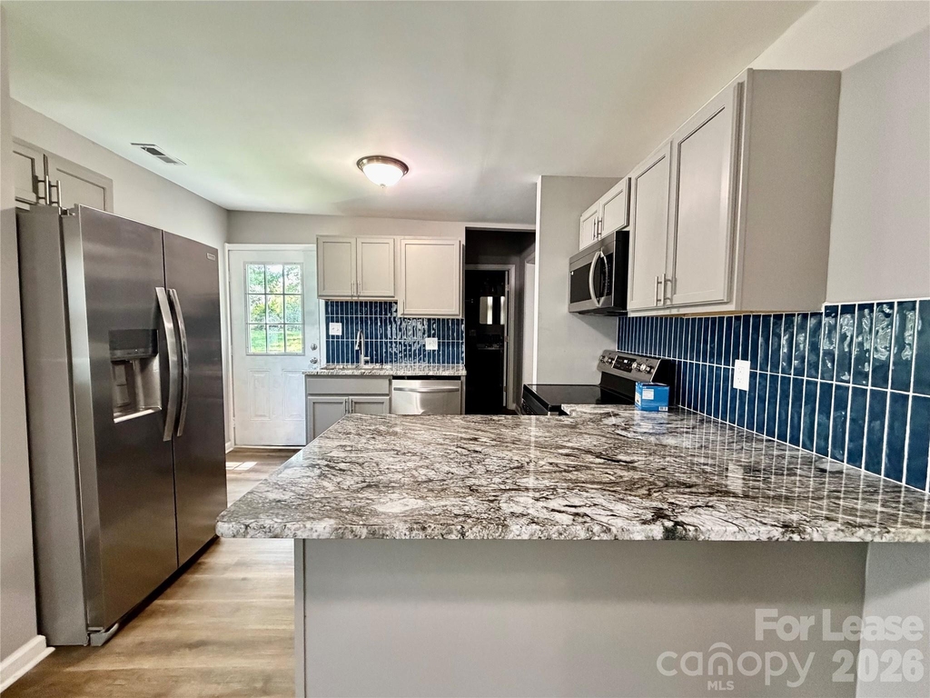 457 Fewell Street - Photo 3