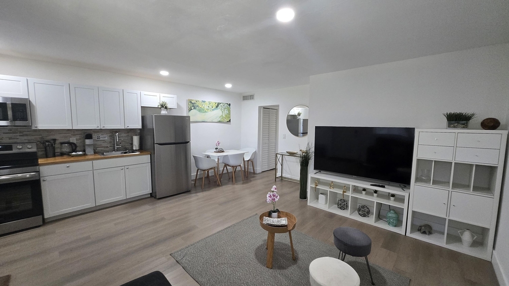 704 Ne 8th Street - Photo 0