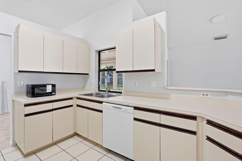 2171 Nw 76th Avenue - Photo 13