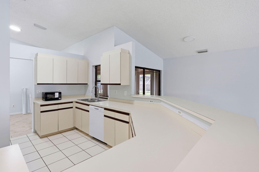 2171 Nw 76th Avenue - Photo 15
