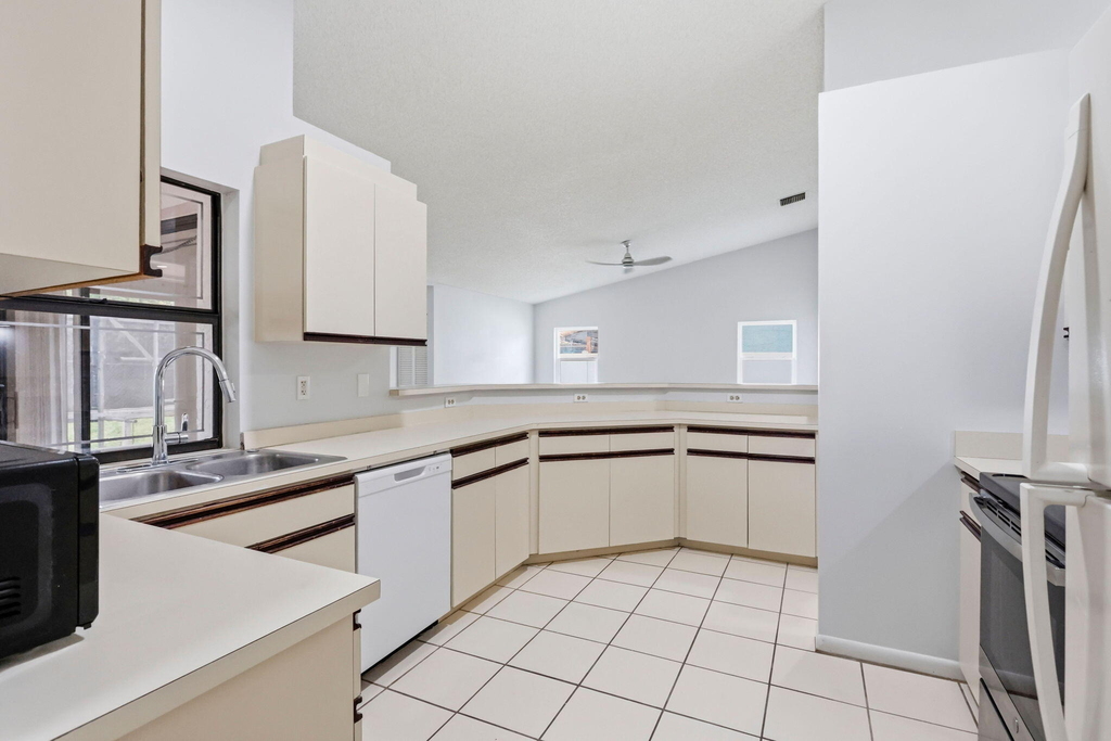 2171 Nw 76th Avenue - Photo 11